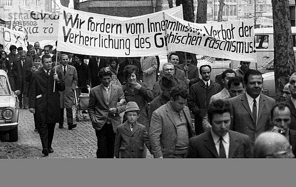 Eine Demonstration mit Folkloreelementen in Düsseldorf am 25. 5. 1971 gegen die Herrschaft einer Militaerjunta und fuer Demokratie in ihrem Lande von griechischen Gastarbeitern und Deutschen  Deutschland  Europa