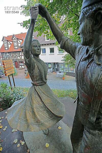 Skulptur und Denkmal zum Trachtenfest  Figuren  Tanzpaar  Tracht  historisch  Schlitz  Vogelsberg  Hessen  Deutschland  Europa