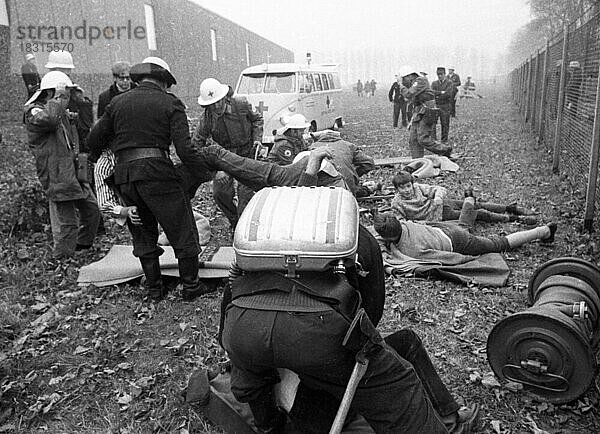 Eine Notstandsuebung der Feuerwehr  des Katastrophenschutzes und des Roten Kreuzes beschaeftigte sich 13. 11. 1971 in Mettmann mit der Uebung zur Rettung Verletzter und Katastropenbekaempfung  Deutschland  Europa