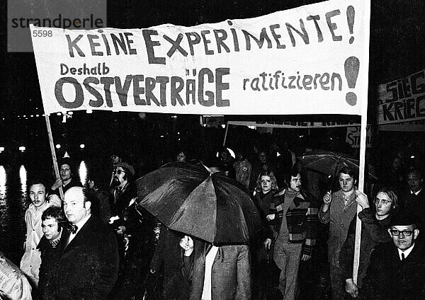 Anhaenger und Freunde der Regierungskoalition der SPD/FDP demonstrierten am 26. 4. 1972 in Bonn mit einem Fackelmarsch und Kundgebung fuer die Regierung und die Ratifizierung der Ostvertraege  Deutschland  Europa