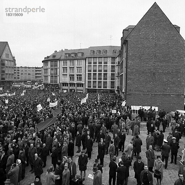 Der Kongress Notstand der Demokratie war eine erste bedeutende Manifestation der Gewerkschaften und anderer demokratischer Kraefte gegen die Notstandgesetze am 30. 10. 1966 am Roemer in Frankfurt/M  Deutschland  Europa