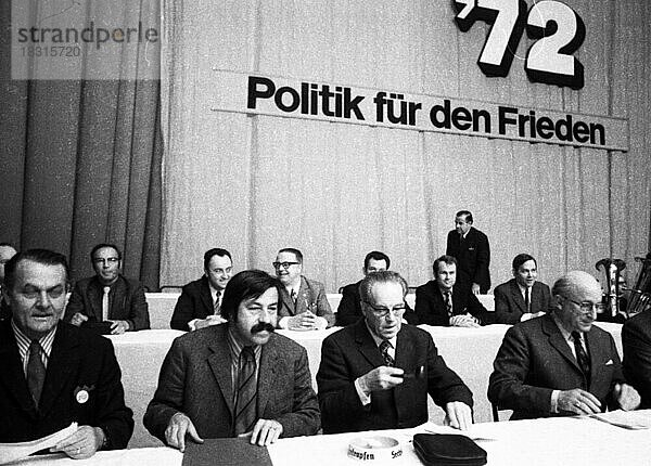 Die Kundgebung der SPD fuer die Ratifizierung der Ostvertraege am 23. 4. 1972 in der Westfalenhalle in Dortmund. . v. l. n. r Werner Figgen  Guether Grass  Herbert Wehner  Heinz Kuehn  Deutschland  Europa
