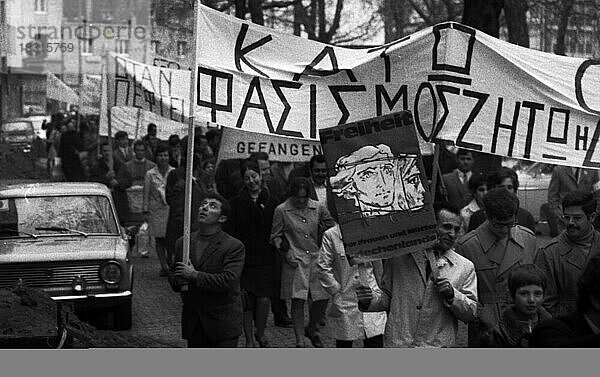 Eine Demonstration mit Folkloreelementen in Düsseldorf am 25. 5. 1971 gegen die Herrschaft einer Militaerjunta und fuer Demokratie in ihrem Lande von griechischen Gastarbeitern und Deutschen  Deutschland  Europa