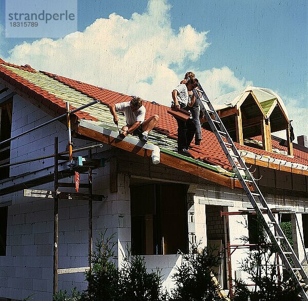 Handwerker  hier am 11.8.1992 in Iserlohn bei Dachdecken und anderen Ausbaustufen des Rohbaues  Deutschland  Europa