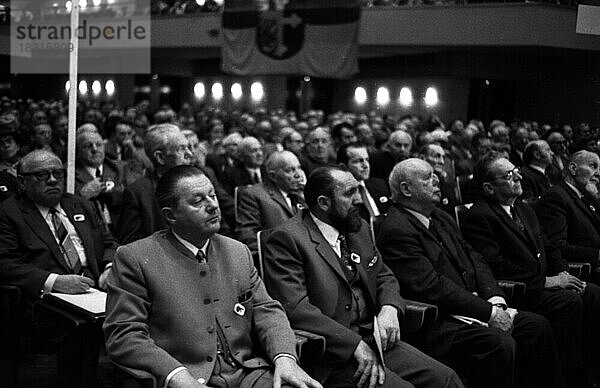Die Aktion Widerstand und die Gemeinschaft Ostdeutscher Grundeigentuemer (GOG)  hier bei einem Kongress am 28. 2. 1971 in der Bonner Beethovenhalle  sind rechtsextreme Organisationen  Deutschland  Europa