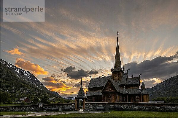 Abendstimmung an der Stabkirche von Lom  Norwegen  Europa