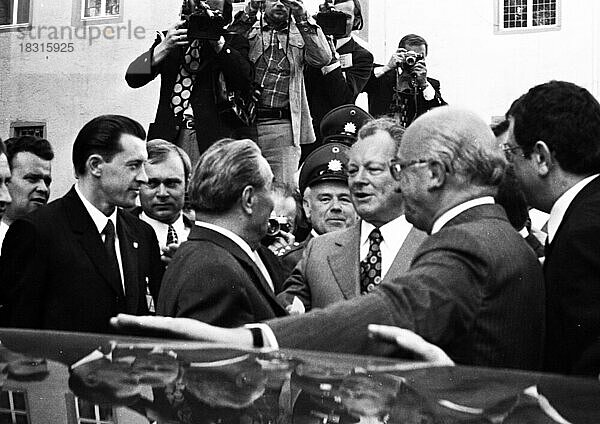 Der Besuch des sowjetischen Staats- und Parteichefs Leonid Breschnew in Bonn vom 18. -22. 5. 1973 war ein Schritt zur Entspannung des Ost-Westverhältnisses von Willy Brandt. Leonid Brreschnew am  Schloss Gymnich. mit Heinz Kuehn  Deutschland  Europa