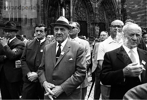 Jaehrlich begeht die Sudetendeutsche Landsmannschaft  hier am 27. 5. 1969 in Nuernberg  traditionell der Sudetendeutschen Tag  Deutschland  Europa