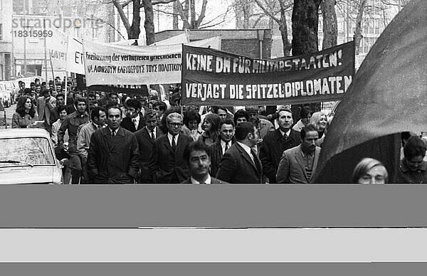 Eine Demonstration mit Folkloreelementen in Düsseldorf am 25. 5. 1971 gegen die Herrschaft einer Militaerjunta und fuer Demokratie in ihrem Lande von griechischen Gastarbeitern und Deutschen  Deutschland  Europa