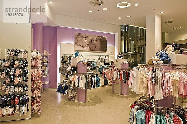Kinderbekleidung  Kindermode  Kaufhaus  Ladengeschäft  Einzelhandel  Mode  Einkauf