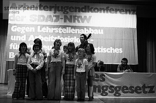 Die Konferenz der linksorientierten SDAJ und der Fackelmarsch der Jugendorganisation gegen einen Lehrstellenabbau und Jugendarbeitslosigkeit am 05.10.1974 in Remscheid. Junge Pioniere (DKP-Kinderorganisation)  Deutschland  Europa