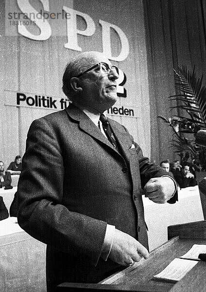 Die Kundgebung der SPD fuer die Ratifizierung der Ostvertraege am 23. 4. 1972 in der Westfalenhalle in Dortmund. Heinz Kuehn am Rednerp  Deutschland  Europa