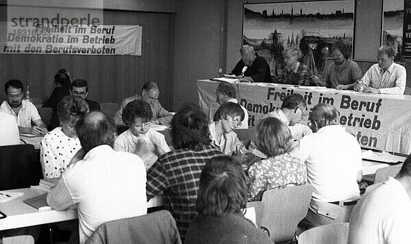 Betroffene Lehrer  Lokfuehrer  Postbeamte u. a. des sogenannten Radikalenerlasses trafen sich im Jahre 1969 in Bielefeld zu einer Konferenz über die Berufsverbote  Deutschland  Europa