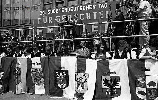 Jaehrlich begeht die Sudetendeutsche Landsmannschaft  hier am 27. 5. 1969 in Nuernberg  traditionell der Sudetendeutschen Tag  Deutschland  Europa