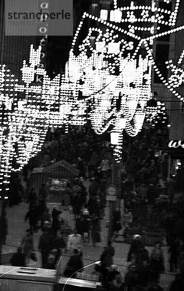 Die Essener Lichtwochen  hier am 10.12.1974 in der Kettwiger Strasse  feierte in der Zeit Vorweihnacht das 25 jaehrige Bestehen  Deutschland  Europa
