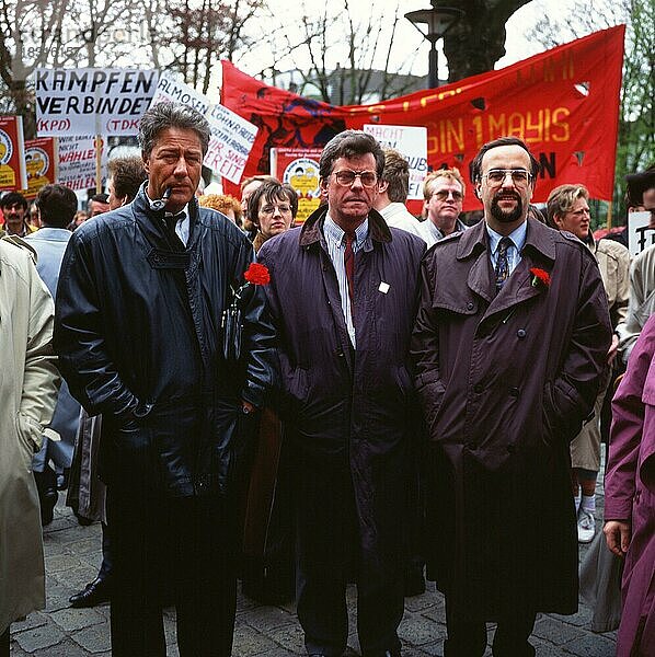 Die Demonstrationen des DGB zum 1. Mai  hier am 1.5.1992 in Dortmund  wurden begleitet von prominennten Vertretern aus Gewerkschaft und Politik.Björn Engholm  N.N.  Lorenz Schwegler von l  Deutschland  Europa