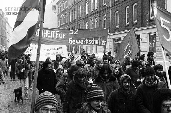 Migranten und linke Gruppen demonstrierten 1982 gegen Auslaenderfeindlichkeit  Deutschland  Europa