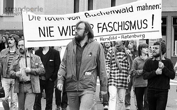 Gegen ein Treffen von Traditionsverbaenden der SS wandten sich vorwiegend junge Menschen demokratischer Jugendverbaende und Gewerkschaften im Juni 1981  Deutschland  Europa