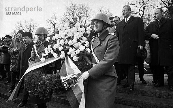 Das 1. Treffen Willy Brandt (Bundeskanzler der BRD) und Willi Stoph (MP der DDR) in Erfurt am 19. 7. 1970 wurde gepraegt von einer freundlichen Anteilnahme der Bevoelkerung am Besuch  Deutschland  Europa