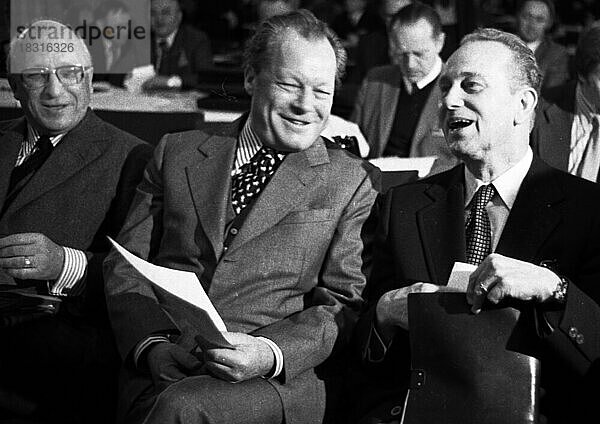 Die Arbeitnehmerkonferenz am 19. 10. 1973 in Duisburg setze sich mit prominenten SPD-Politikern und Gewerkschaftern fuer soziale Demokratie ein. Heinz Kuehn  Willy Brandt  Heinz-Oskar Vetter v. l  Deutschland  Europa