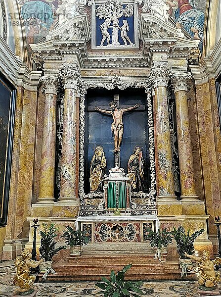 Altar der Kreuzkapelle  Dom von Trient  Kathedrale San Vigilio  Cattedrale di San Vigilio  Trient  Trentino  Italien  Europa