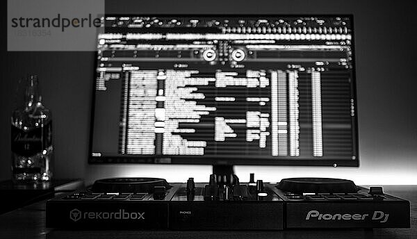 DJ-Pult und Monitor  schwarz-weiß Pioneer DJ