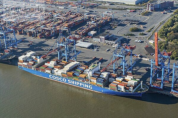 Luftbild eines Containerschiffe der Cosco Shipping an der CTA Container Terminal Altenwerder  Elbe  Hamburg Deutschland