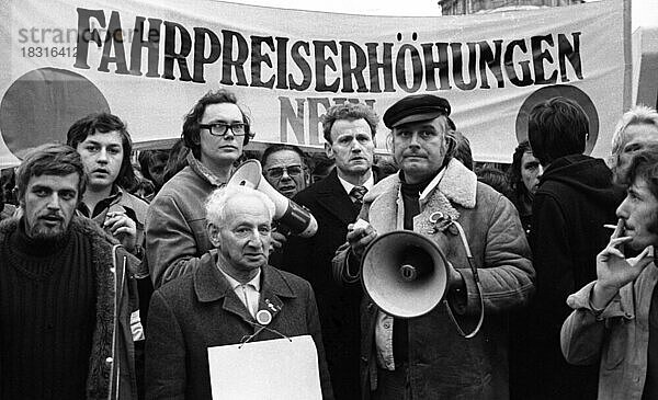 Gegen Fahrpreiserhoehungen bei Bahn und Bus wandten sich Demonstrationen vom 1.-5.4.1975 im Zentrum von Hannover  die unter dem Stichwort Roter Punkt traditionell wurden  Deutschland  Europa