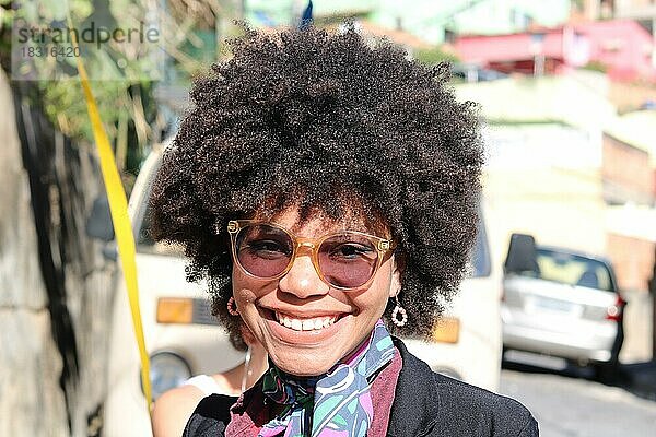 Afrikanische Tradition  junge Frau mit Afrolook und Sonnenbrille lächelt  Brasilien  Südamerika