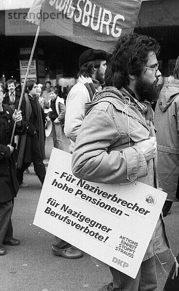 Betroffene des Radikalenerlasses und ihre Freunde demonstrierten gegen Berufsverbote 02.02.1980 in Stuttgart  Deutschland  Europa