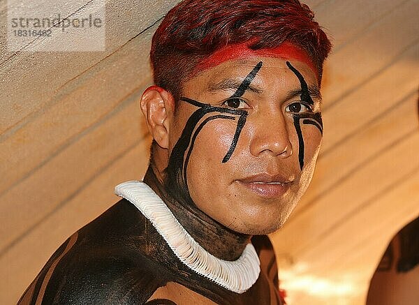Indigenes Volk  Mann des Urvolkes Mehinako trägt traditionelle Gesichtsbemalung und Körperbemalung  Brasilien  Südamerika