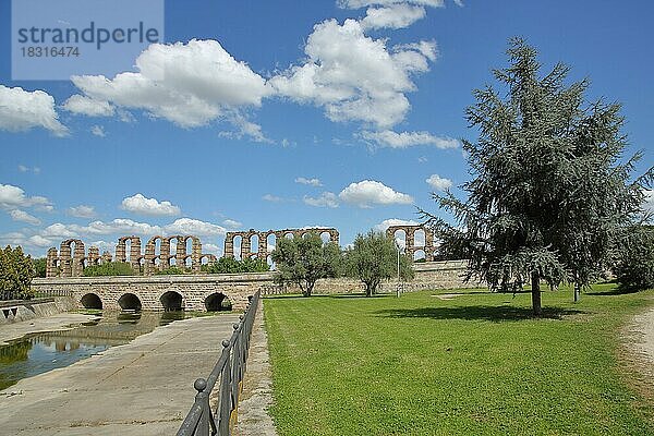 Historische UNESCO Brücke Puente Romano de la Puerta und UNESCO Acueducto de los Milagros über den Fluss Rio Albarregas in Merida  Extremadura  Spanien  Europa