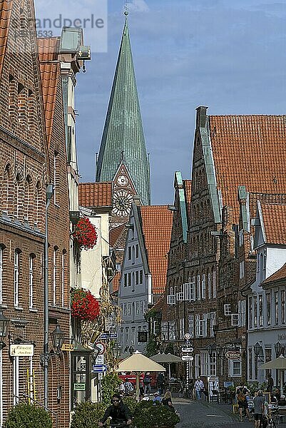 Historische Gieblhäuser in der Altstadt  hinten Turm der Johanniskirche  Lünburg  Niedersachsen  Deutschland  Europa