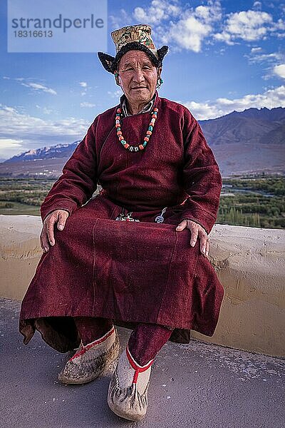 Älterer Mann in traditioneller ladakhischer Kleidung  Spituk-Kloster (Gompa)  Bezirk Leh  Ladakh  Indien  Asien