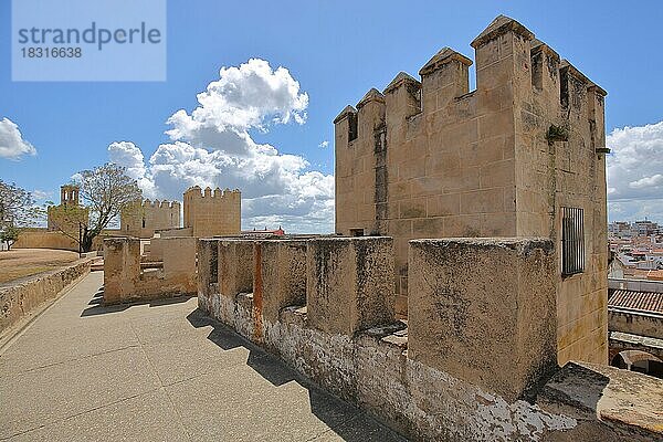 Historische Stadtbefestigung Alcazaba mit Torre de lo Caballeros am Plaza Alta in Badajoz  Extremadura  Spanien  Europa
