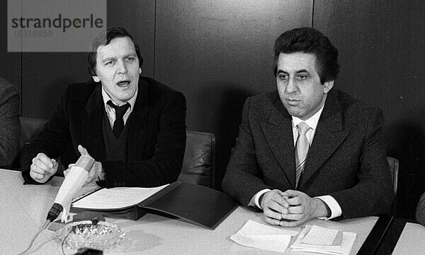 Zwei Maenner treffen sich zu Gespraechen zwischen Ost und West. Gerhard Schroeder (Vors. der Jusos) und Egon Krenz (Vors. der FDJ) am 22.03.1980 in Bonn  Deutschland  Europa