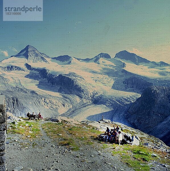 Bergwanderer im Allgäu  hier am 14.8.1992  in einer groesseren Gruppe unterwegs geniessen die gesunde Alpenluft und haben durch Aufstiege die noetige Bewegung  Deutschland  Europa