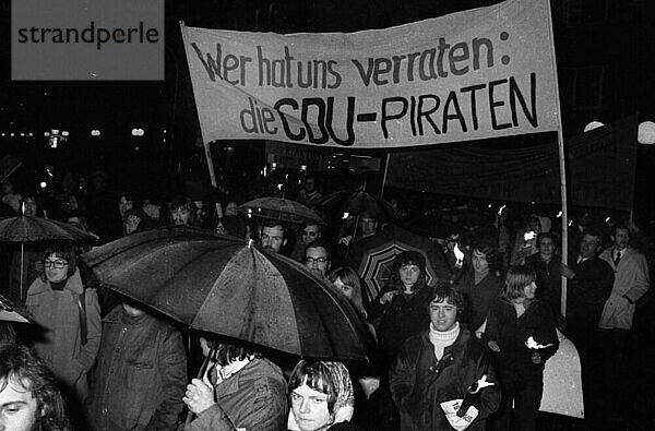 Anhaenger und Freunde der Regierungskoalition der SPD/FDP demonstrierten am 26. 4. 1972 in Bonn mit einem Fackelmarsch und Kundgebung fuer die Regierung und die Ratifizierung der Ostvertraege  Deutschland  Europa