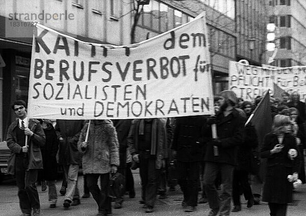 Gegen den Radikalenerlass und fuer die Aufhebung des KPD-Verbots demonstrierten am 3. 2. 1972 in Bochum Betroffene  Studenten und Schueler  Deutschland  Europa