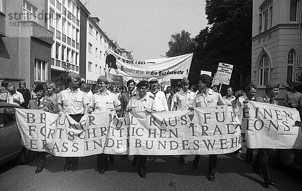Mehrere tausend Demonstranten kamen am Antikriegstag um fuer Abruestung und den Frieden in Vietnam zu protestieren am 1.09.1979 in Bonn  Deutschland  Europa
