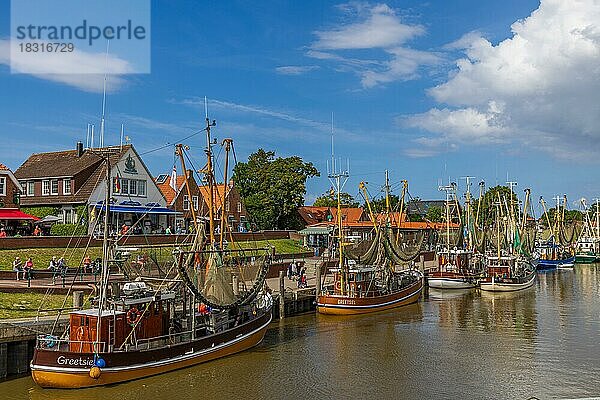 Hafen mit Kuttern in Greetsiel  Ostfriesland  Niedersachsen  Deutschland  Europa