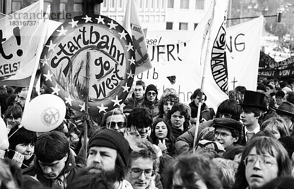 Mehr als 100.000 Menschen aller politischen Ueberzeugungen demonstrierten gegen die beabsichtigte Einrichtung der Startbahn West und gegen Ruestung im November 1981  Deutschland  Europa