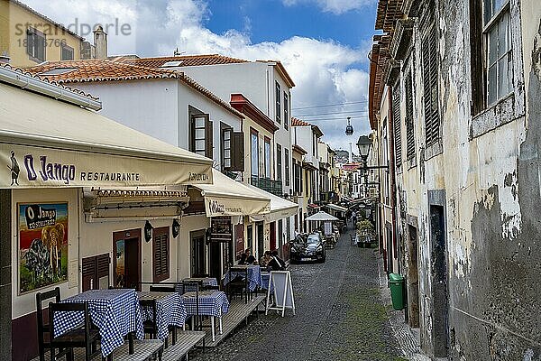 Gasse mit Restaurants in der Altstadt  Rua de Santa Maria  Altstadt  Funchal Madeira  Portugal  Europa