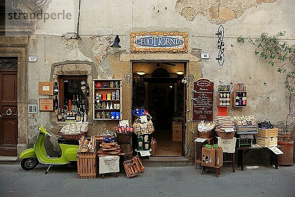 Feinkostgeschäft in der Gasse Via Roma in der Altstadt von Pitigliano  Produkte aus der Region Maremma  Toskana  Italien  Europa