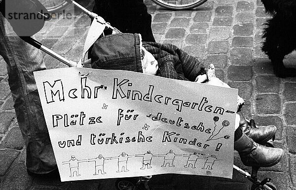 Migranten und linke Gruppen demonstrierten 1982 gegen Auslaenderfeindlichkeit  Deutschland  Europa