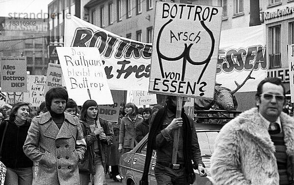 Die Absicht die Ruhrgebietsstadt Bottrop nach Essen einzugemeinden wurde am 27.02.1976 von zahlreichen Bewohnern mit Protesten mit Autokorso und demonstrativ in Bottrop beantwortet  Deutschland  Europa