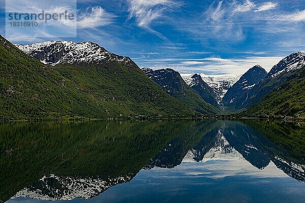 Spiegelung am Yri Neset  Briksdal  Norwegen  Europa