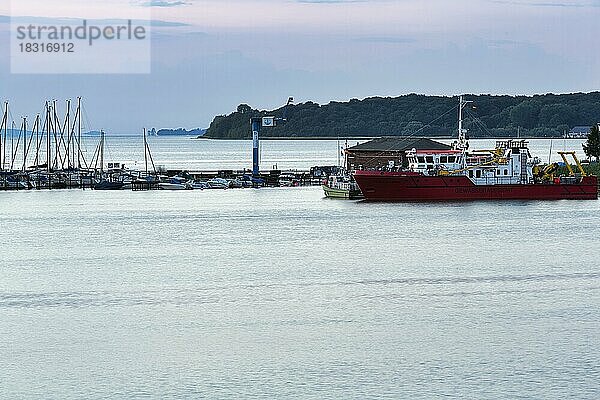 Boote im Hafen Stralsund  Abenddämmerung am Strelasund  Langzeitbelichtung  Deutschland  Europa