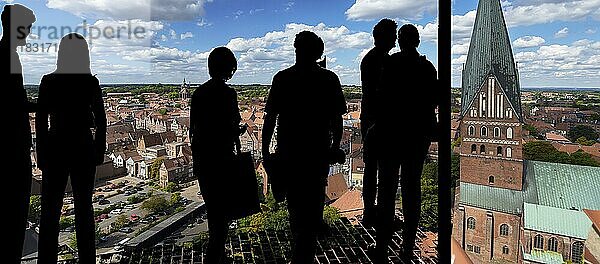 Blick vom historischen Wasserturm auf die Alstadt  vorne Besucher als Silhouetten  Lüneburg  Nierdersachsen  Deutschland  Europa