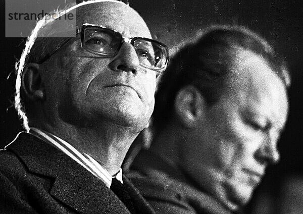 Die Arbeitnehmerkonferenz am 19. 10. 1973 in Duisburg setze sich mit prominenten SPD-Politikern und Gewerkschaftern fuer soziale Demokratie ein. Heinz Kuehn  Willy Brandt v. l  Deutschland  Europa